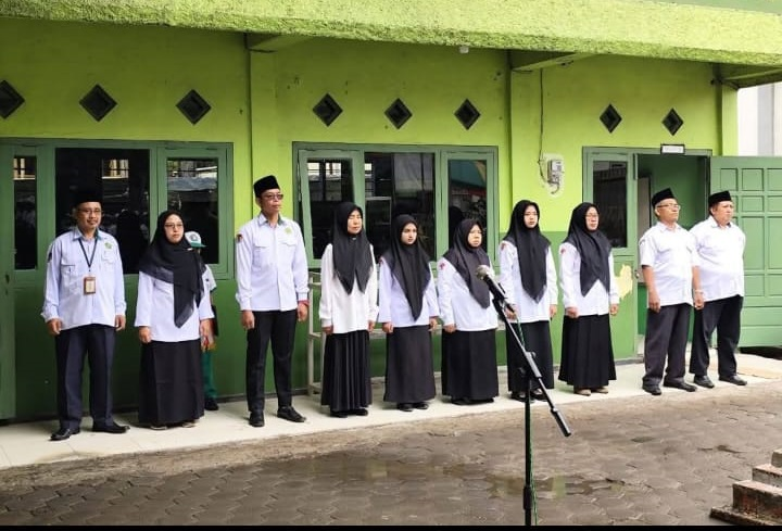 Gedung Madrasah Ibtidaiyah dengan suasana cerah dan hijau